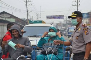 Polres Aceh Bagikan Masker Kepada Pengendara