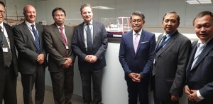 Pemerintah Menyerahkan Maket Kapal Navigasi Kepada IMO