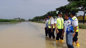 Naik Truk Tentara, Dirjen KA Blusukan Ke Lokasi Banjir 