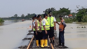 Blusukan ke Lokasi Banjir, Dirjen KA: Pelayanan Harus Tetap Jalan
