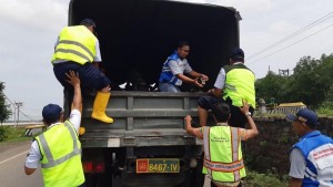 Naik Truk Tentara, Dirjen KA Blusukan Ke Lokasi Banjir 