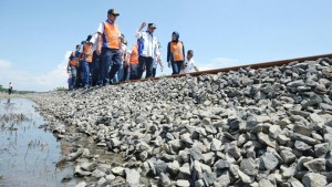 Menhub Budi Tinjau Lokasi Banjir Dan Longsor