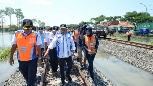 Menhub Budi Tinjau Lokasi Banjir Dan Longsor