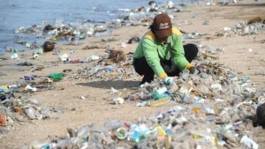 Bali Bertarung Perangi Sampah Plastik