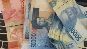Rupiah Kembali melemah ke Posisi 13.743 per Dolar AS