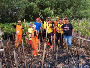  Polsek Sunda Kelapa Gelar Kerja Bakti Bersama di Hutan Mangrove