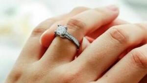Perempuan Cenderung Melepas Cincin Kawin Saat Interview Kerja 