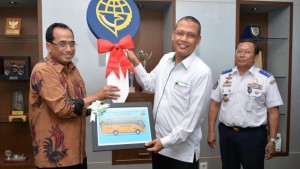 Universitas Bung Hatta dan Andalas Mendapat Sumbangan Bus