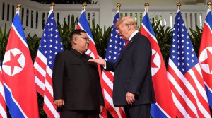 Donald Trump dan Kim Jong Un  Saling Tatap dan Bersalaman Seperti Sahabat Lama