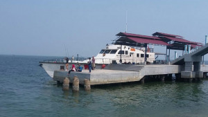 Kapal KPLP Mengawasi Wisatawan Pulau Seribu