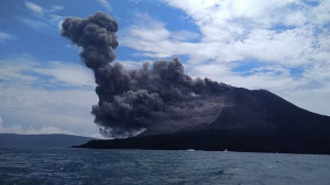 Anak Gunung Krakatau Erupsi, Para Nakhoda  Diminta Waspada