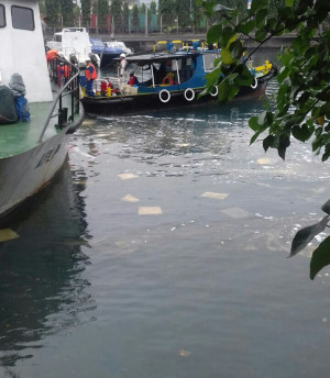 Tumpahan Minyak Pertamina di Dermaga Hassanudin  Makassar  Dilokalisir QRT Ditjen Hublar