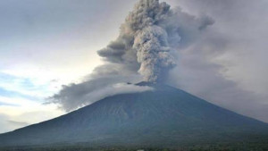Gunung Agung Kembali Erupsi,   Warga Dilarang Beraktivitas Pada Radius 4 KM