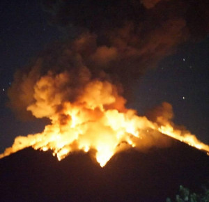 Gunung Agung Semburkan Batu Pijar, Aktivitas Penerbangan di Bali  Masih Normal