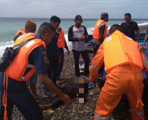 Speedboat Tanpa SPB Tenggelam, UPP Namlea Evakuasi Korban Tewas