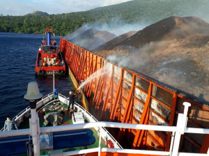 Kapal Terbakar,  PLP Bitung Kerahkan Armada Lakukan Pemadaman