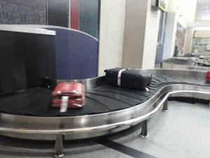 Cara Sederhana Menyenangkan Atau Menyebalkan  Penumpang  Pesawat Saat Mengambil  