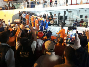 Penumpang  Kapal Ro-ro Yang Terbakar Tiba di Pelabuhan Trisakti, Satu  Tewas