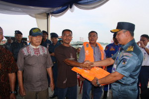 Syahbandar Belawan Berikan Lift Jacket Kepada Pemilik Kapal Penyeberangan