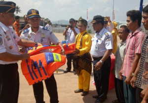Ditjen Perhubungan Laut Kembali Menyumbangkan  Lift Jacket Kepada Nelayan