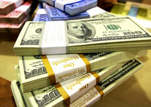 Rupiah Terus Terjerembab Mendekati 14.700 per Dolar AS