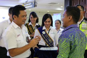 AP I Bagikan Ribuan Suvenir Pada Penumpang di 12 Bandara