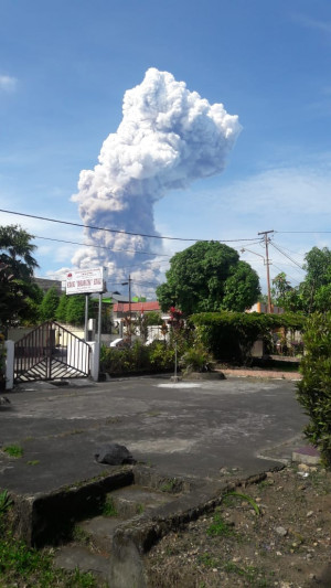 Gunung Soputan Erupsi Semburkan Asap hingga  Ketinggian  2.000 Meter