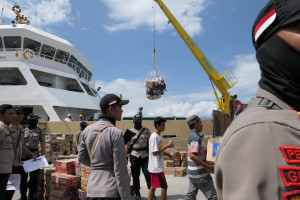 Kapal Bantuan Kemanusiaan KM Canus 3 Bongkar  di Pelabuhan Pantoloan