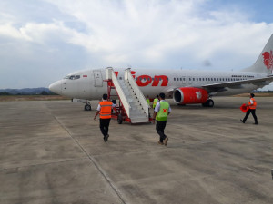 Uji Terbang Pesawat Lion 737-800  di Bandara APT Lancar