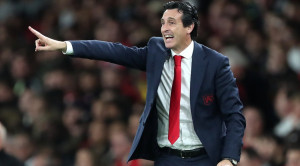 Pelatih Arsenal Tendang Botol ke Suporter Lawan