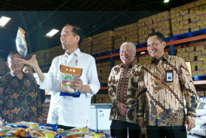 Presiden Jokowi Tinjau Stok  Beras   di Gudang Bulog Kelapa Gading