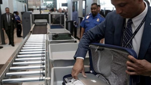 Petugas Bandara Yang Bekerja Dihari Libur Dapat Bonus 500 Dolar AS