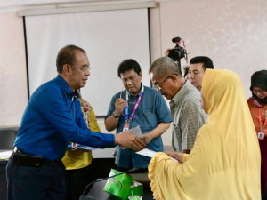 Kemenpora Salurkan Bantuan Kepada Pegawai Korban Tsunami