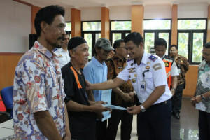 KSOP Kepulauan Seribu Serahkan 741 Sertifikat Pas Kecil Kepada Nelayan