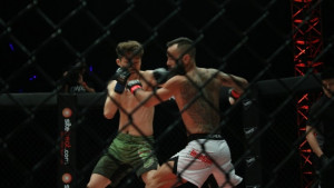 Engelen Takluk Dihadapan Para Pendukungnya