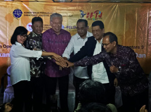 Rangkaian HPN, Ratusan Life Jacket  dan Buku Pelaut  Diserahkan Kepada Nelayan