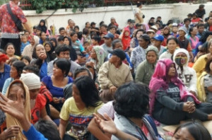 Berharap Angpao Ratusan Warga Miskin  Datangi Vihara  