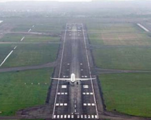 Setelah  Ditutup 2,5 Jam  Bandara Juanda Surabaya Kembali Beroperasi