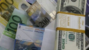 Euro Melemah Dolar Menyalip Naik