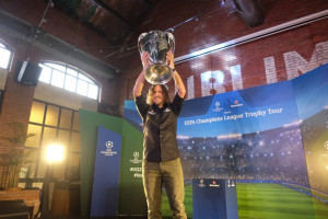 Puyol Bersama Trofi Liga Champions Sapa Jakarta