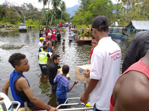 Distribusikan Bantuan  Korban Banjir Bandang Sentani  ke Lokasi Terpencil