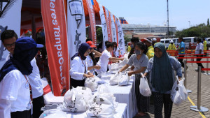 Pelni Bagi-bagi Pangan Kepada Penumpang  Kapal