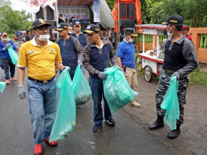 Ribuan Pekerja Bersihkan Sampah Plastik di Kanal Panampu Makassar
