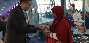 JAS Bagi-Bagi Takjil Kepada Penumpang Pesawat Pelanggannya