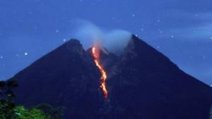 Gunung Merapi Muntahkan  Lava Pijar