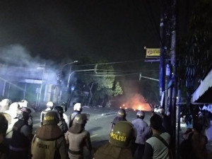 Bentrok Pengunjuk Rasa Dengan Petugas Berlanjut, Korban Berjatuhan