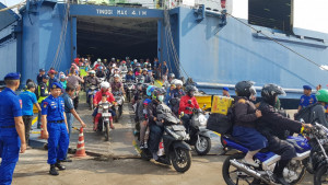 Pemudik Sepeda Motor  Dengan Kapal Laut Tiba Di Pelabuhan Panjang