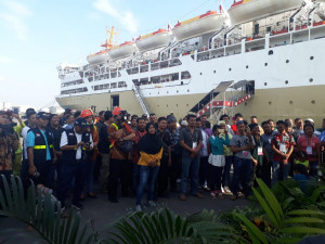KM Dobonsolo  Angkut Ribuan Pemudik Sepeda Motor Kembali ke Jakarta