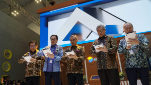 Ketua OJK Didampingi Top Manajemen Astra Group  Resmikan Booth Astra Financial di GIIAS 2019 