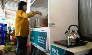 PLN Jakarta Raya Gulirkan Program Pedagang Kuliner Listrik  di  Pujasera Blok S